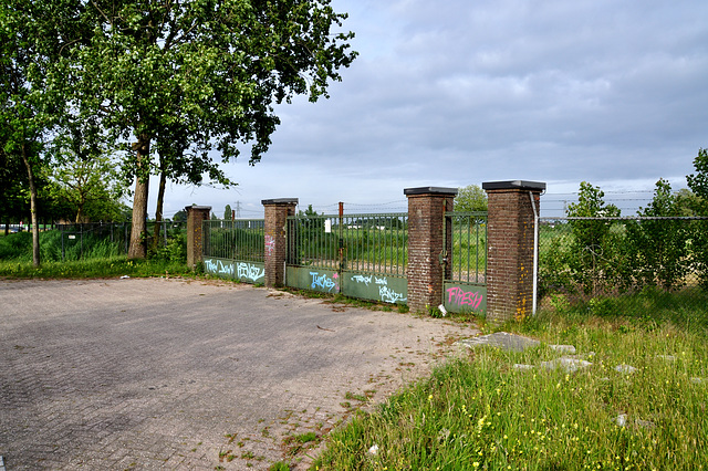 Entrance to the former Marine Electronisch en Optisch Bedrijf