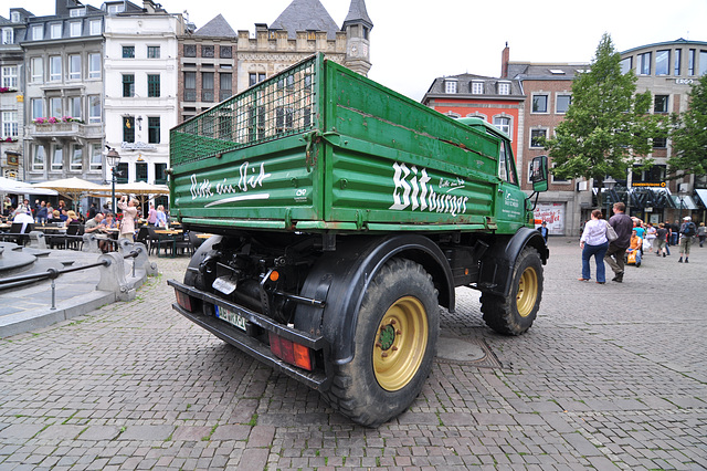 Unimog on beer-bringing duty