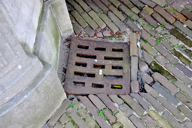 Drain cover of the Grofsmederij on the Binnenhof