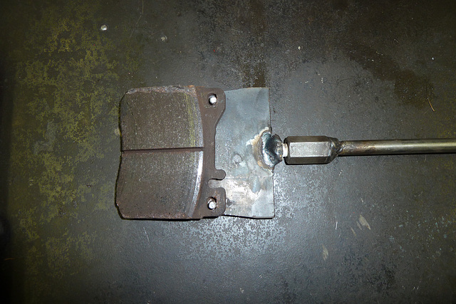 Impact puller for the brake pads