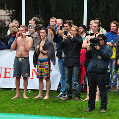 Leidens Ontzet 2012 – Polstokspringen – Cameras on standby