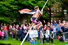 Leidens Ontzet 2012 – Polstokspringen – Not wise to keep the pole between your legs whilst landing