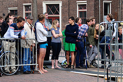 Leidens Ontzet 2012 – Polstokspringen – Waiting after the accident