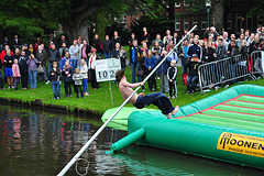 Leidens Ontzet 2012 – Polstokspringen – Landing...in water