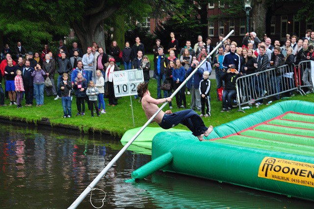 Leidens Ontzet 2012 – Polstokspringen – Landing...in water