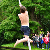 Leidens Ontzet 2012 – Polstokspringen – Hanging on