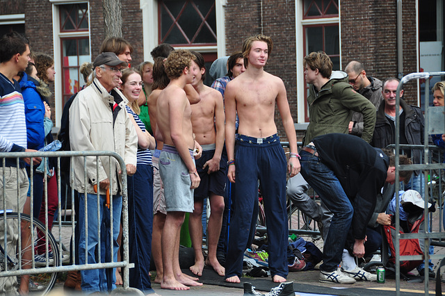 Leidens Ontzet 2012 – Polstokspringen – Waiting to jump