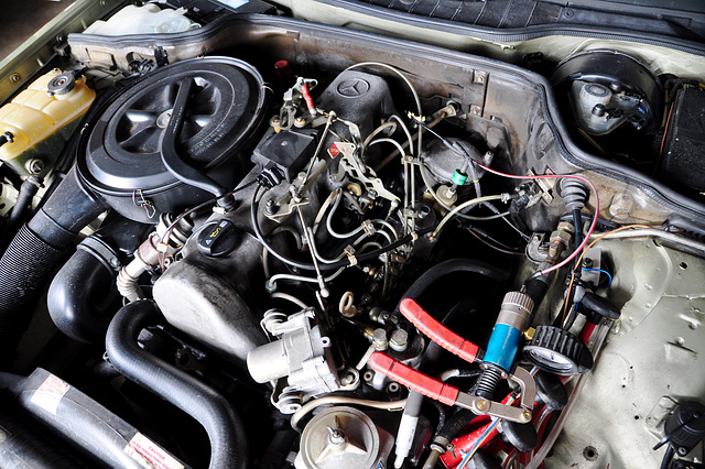 Checking the vacuum modulator on a Mercedes-Benz 300 SD