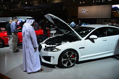 Dubai 2013 – Dubai International Motor Show – Examining the engine