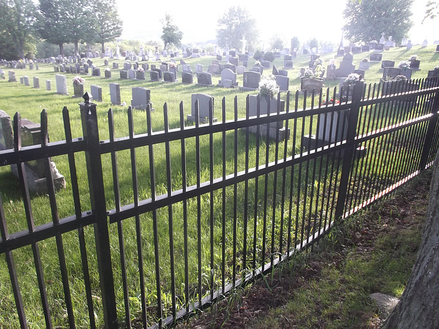 Danville cemetery / Cimetière clôturé.