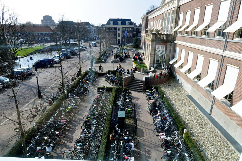 View of the front yard of the Kamerlingh Onnes Buiding of Leiden University