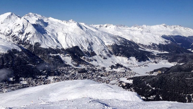 Panorama des Alpes grisonnes enneigées