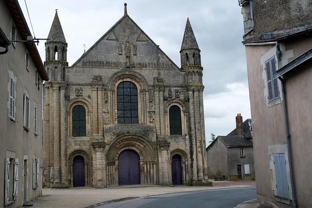 Façade de l'abbatiale de St-Jouin-de-Marnes - Deux-Sèvres