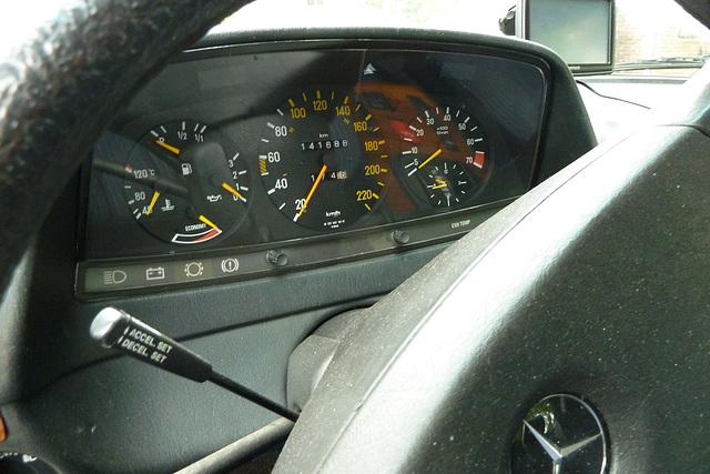 1985 Mercedes-Benz 280 CE – Yellow speedometer