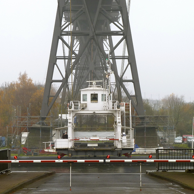 The gondola of the Rendsburg High Bridge approaches