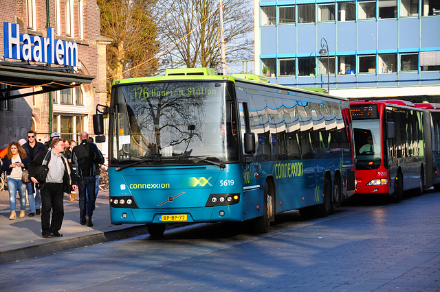 Three-axle Volvo 8700 bus