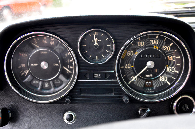 Instrument panel of a Mercedes-Benz 240D 3.0