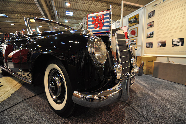 Techno Classica 2011 – Mercedes-Benz with flag