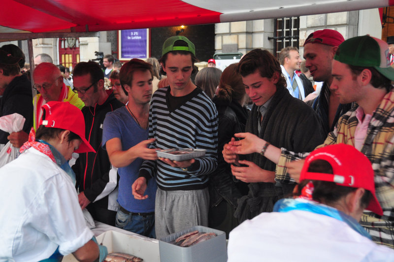 Leidens Ontzet 2011 – Students waiting for the herring to be cleaned