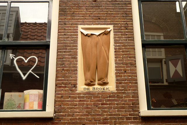 Gable stone "De broek"