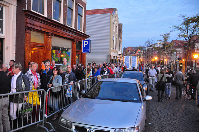 Leidens Ontzet 2011 – Waiting for the distribution of the herring and white bread