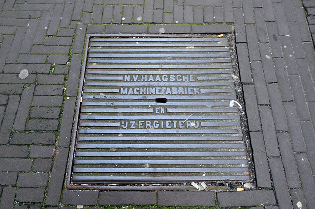 Manhole cover of the N.V. Haagsche Machinefabriek en IJzergieterij