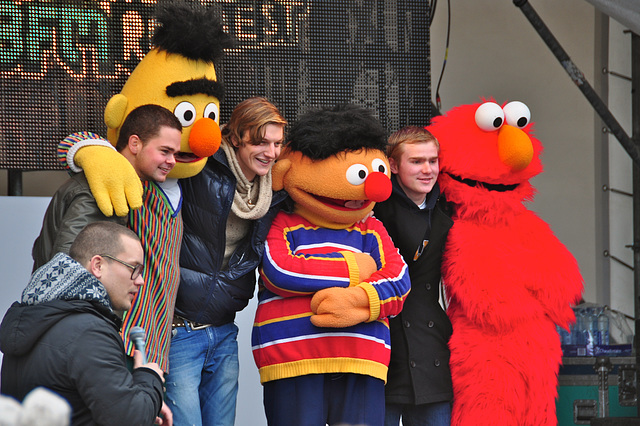 Serious Request/Glazen Huis – Take your picture with Bert & Ernie from Sesame Street
