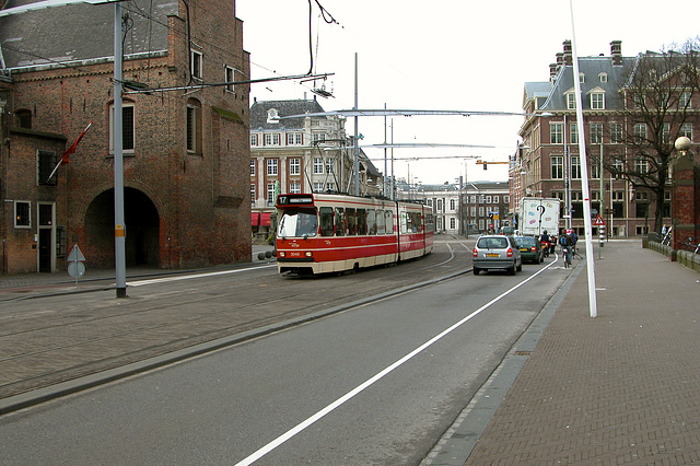 Line 17 entering the Buitenhof