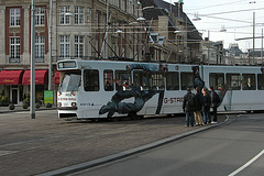 People waiting for a G-star tram
