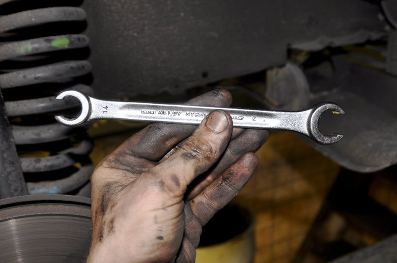 Open ring key for replacing brake hoses