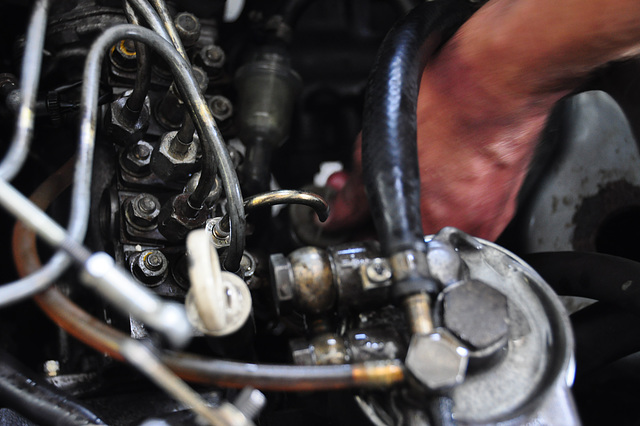 Checking the timing of a diesel pump of a Mercedes-Benz 300 TD Turbodiesel