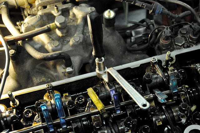 Adjusting the valve clearance on a Mercedes-Benz M102 engine
