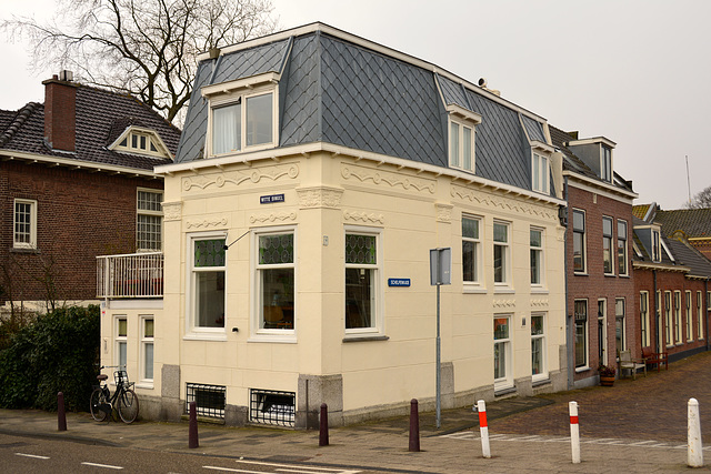 House on the corner of the Witte Singel and Schelpenkade