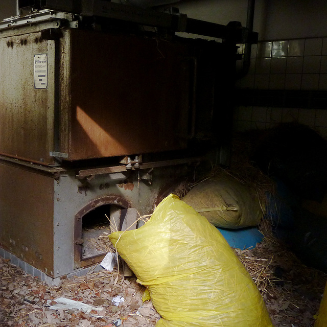 Furnace for burning refuse