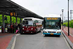 Dordt in Stoom 2012 – Modern bus heading home, old bus still working
