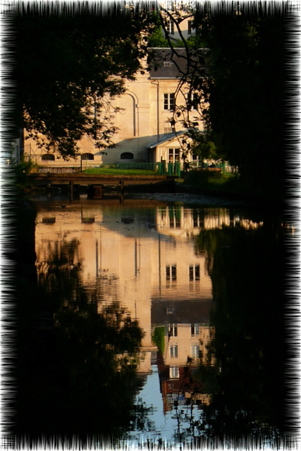 Pavillon de Manse au bord du canal machine