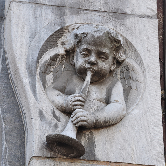 Cherub playing the horn