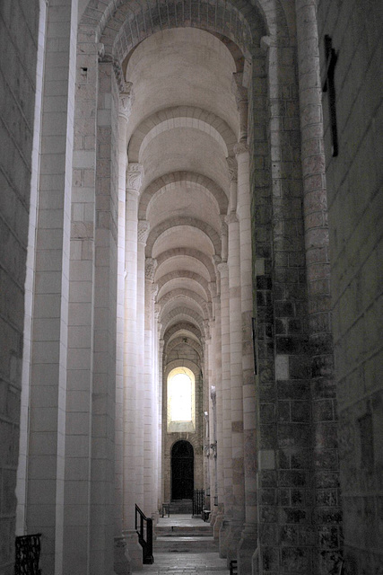 Bas-côtés de l'abbatiale de St-Jouin-de-Marnes