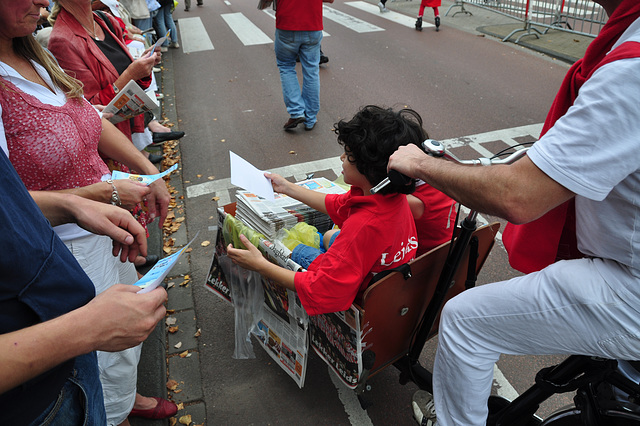 Leidens Ontzet 2011 – Parade – Handing out the local newspaper