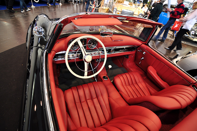 Techno Classica 2011 – Red interior