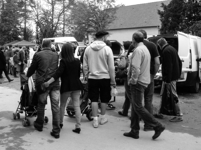 Les mains en poche au marché aux puces / Hands in pockets at a flea market.