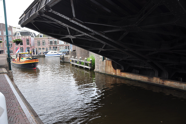 Tug Lauwersmeer entering the harbour of Leiden