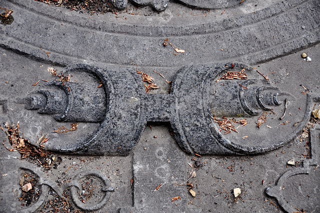 De Oude Toren Ruïne – detail of a gravestone