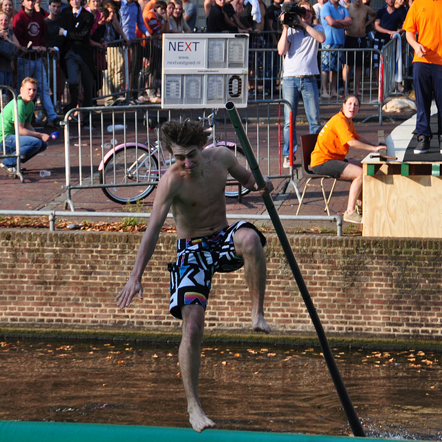 Leidens Ontzet 2011 – Fierljeppen – The winner on his second, record-breaking jump