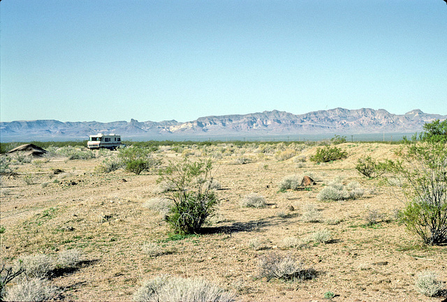 17-mhome_in_desert_adj