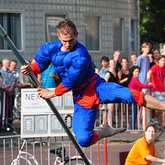 Leidens Ontzet 2011 – Fierljeppen – Superman on his first jump