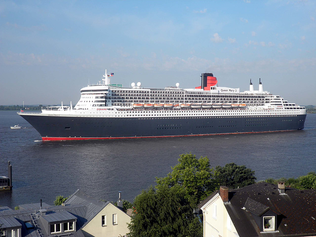 QM2 einlaufend Hamburg