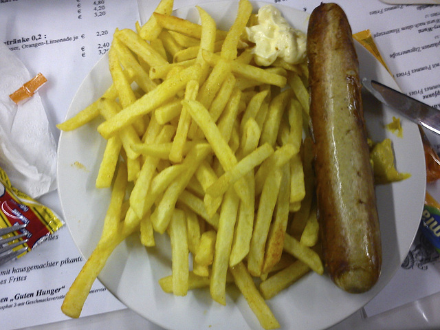 Techno Classica 2013 – Bratwurst mit Pommes