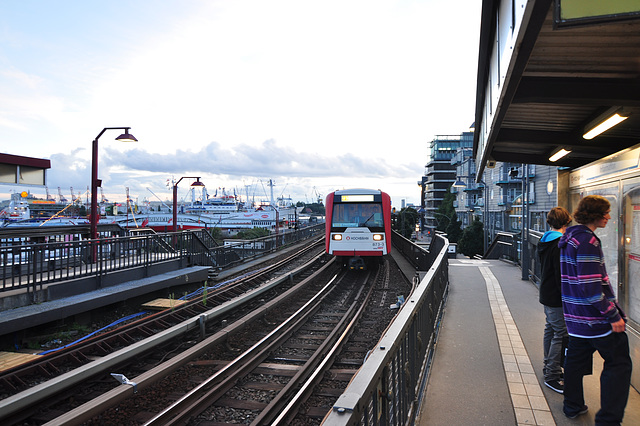 Hamburg – U-bahn approaching at Baumwall station