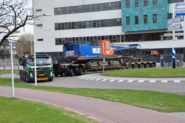 Trying to pass a roundabout with a large crane